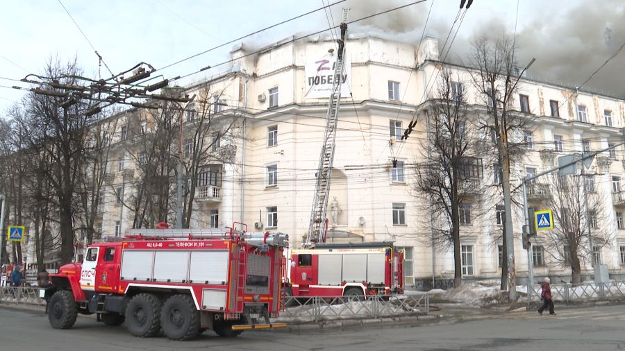 В Ярославле завершается ремонт кровли над первым подъездом горевшей &laquo;сталинки&raquo;