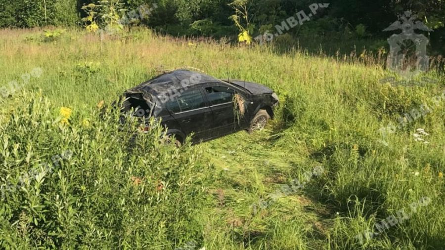 В Ярославской области пострадали два пассажира иномарки, вылетевшей в кювет