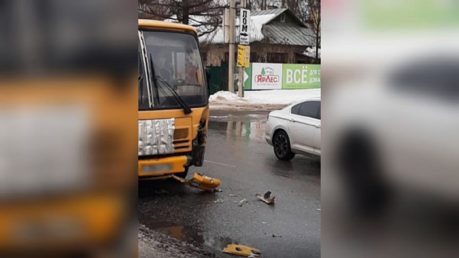 В Ярославле пассажирский автобус врезался в трактор