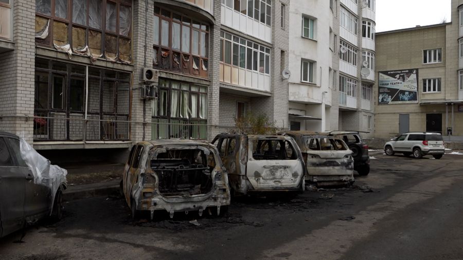 «Бросал факел под машину»: жильцы дома на улице Елены Колесовой в Ярославле нашли подозреваемого в поджоге авто