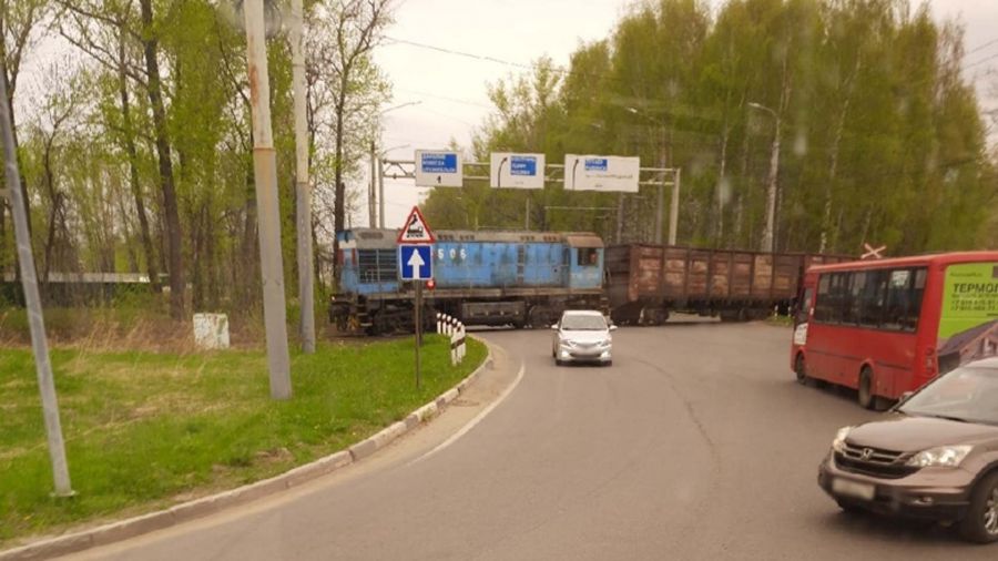 В Ярославле на въезде в Брагино локомотив сошел с рельсов