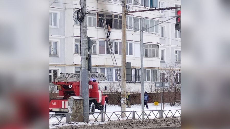 Чтобы спастись, мужчина повис на балконе: в рыбинской многоэтажке произошел сильный пожар