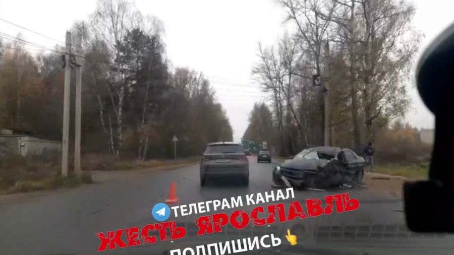 В Заволжском районе Ярославля столкнулись иномарка и грузовик