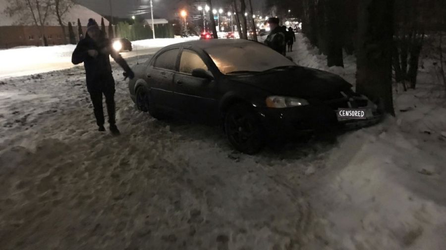 В Ярославле водитель легковушки врезался в дерево и скончался