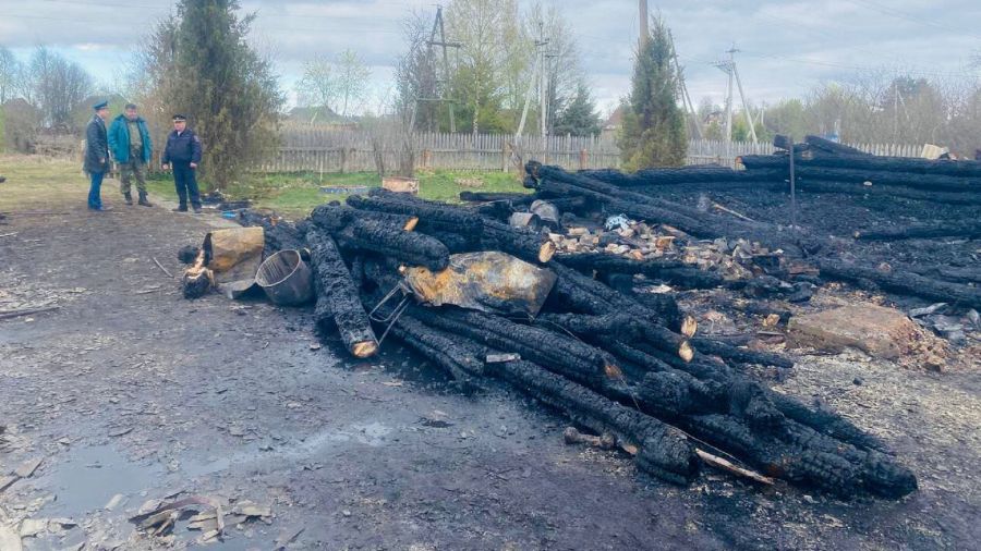 В деревне под Переславлем при пожаре погибли мать с ребенком, отец в больнице