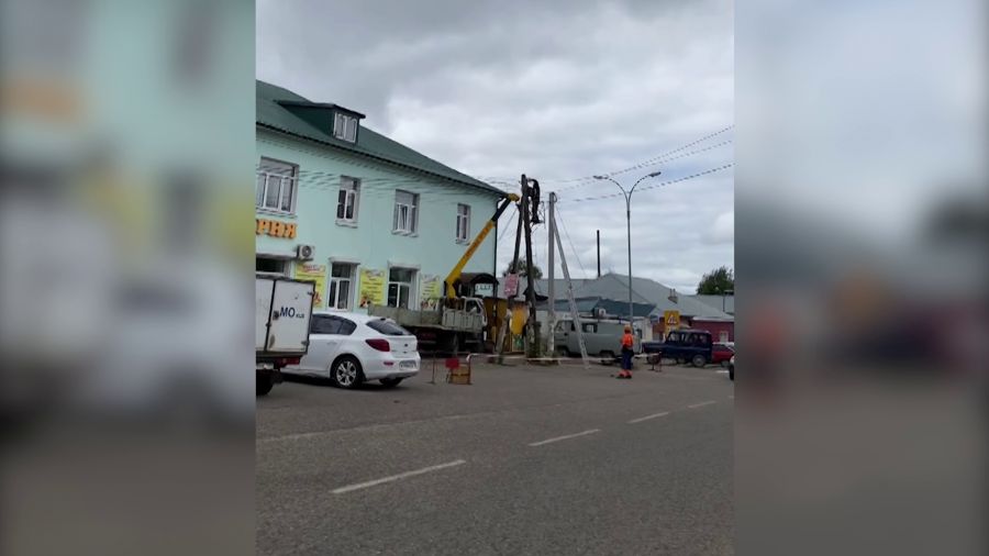 В поселке Петровское Ярославской области начали менять аварийные опоры линий связи