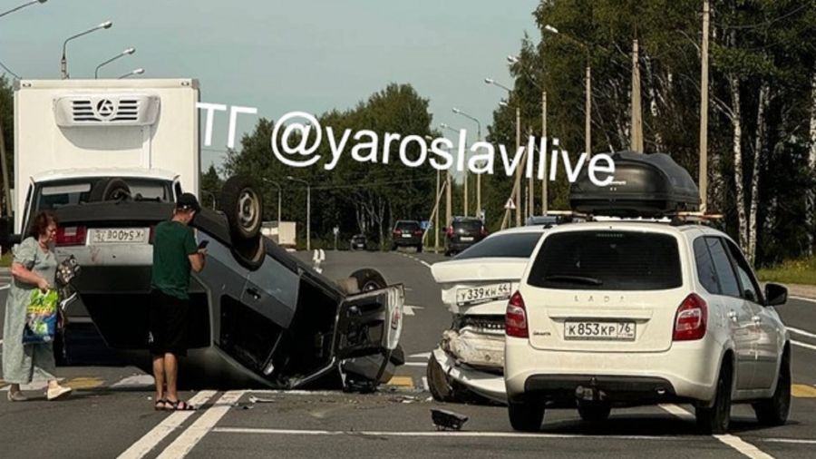 Под Ярославлем из-за аварии легковушка перевернулась на крышу