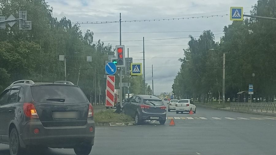 В Дзержинском районе Ярославля столкнулись две легковушки