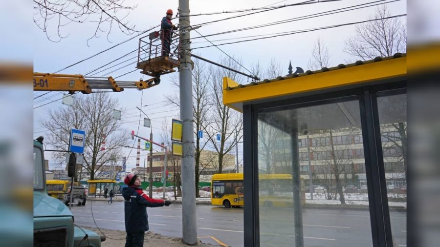 В Ярославле к &laquo;умным&raquo; остановкам начали подключать освещение