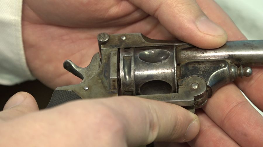 Ярославские эксперты-криминалисты изучают найденные в доме на Советской револьверы