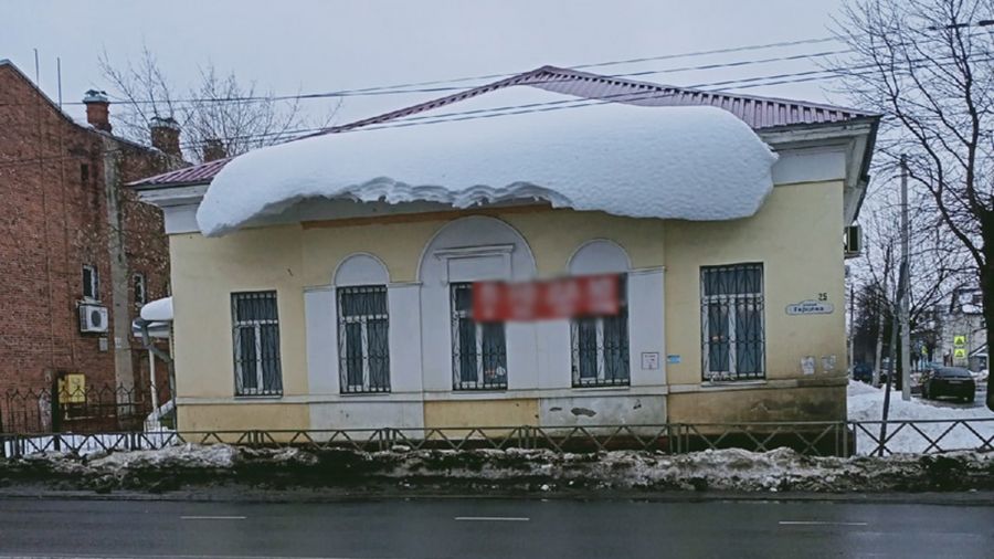 В Рыбинске с крыши дома сошла снежная лавина