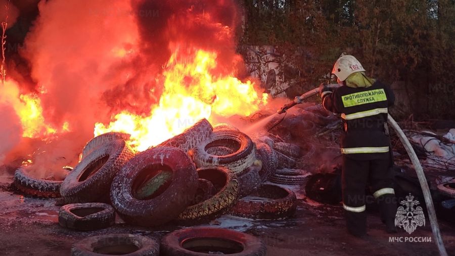 В Ярославле горела свалка старых покрышек
