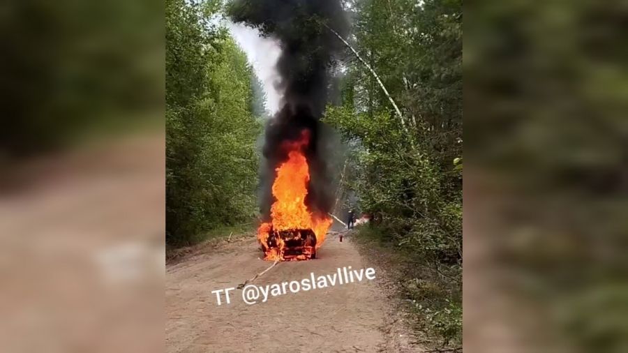 На ралли в Ярославской области сгорел автомобиль