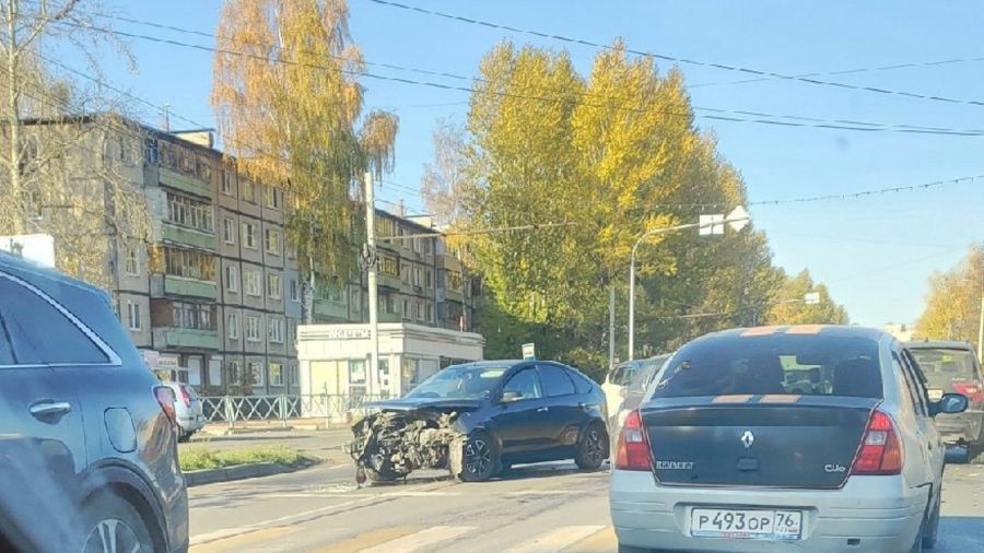 В Ярославле на перекрестке проспекта Дзержинского и улицы Труфанова произошло ДТП