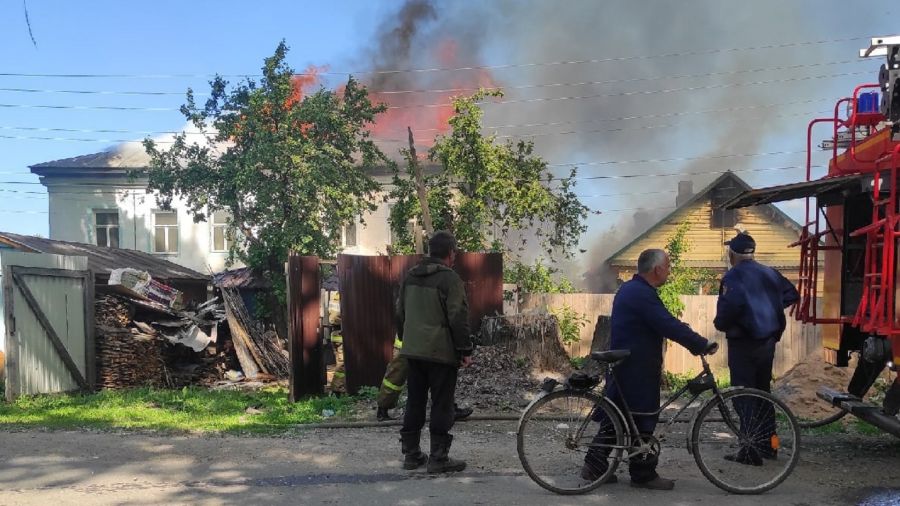 В Ростовском районе из-за искры от мангала произошел крупный пожар на двух дачных участках