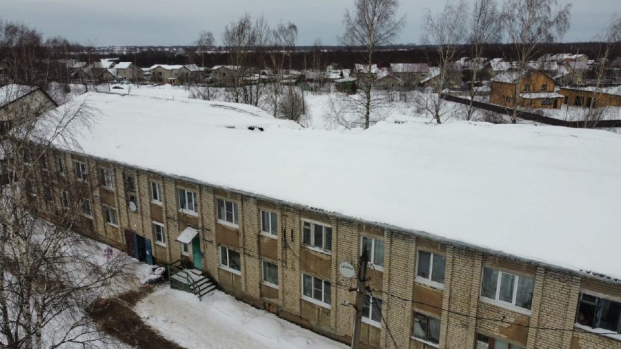 Глава Ростовского района пообещал найти средства на ремонт обвалившейся крыши двухэтажки