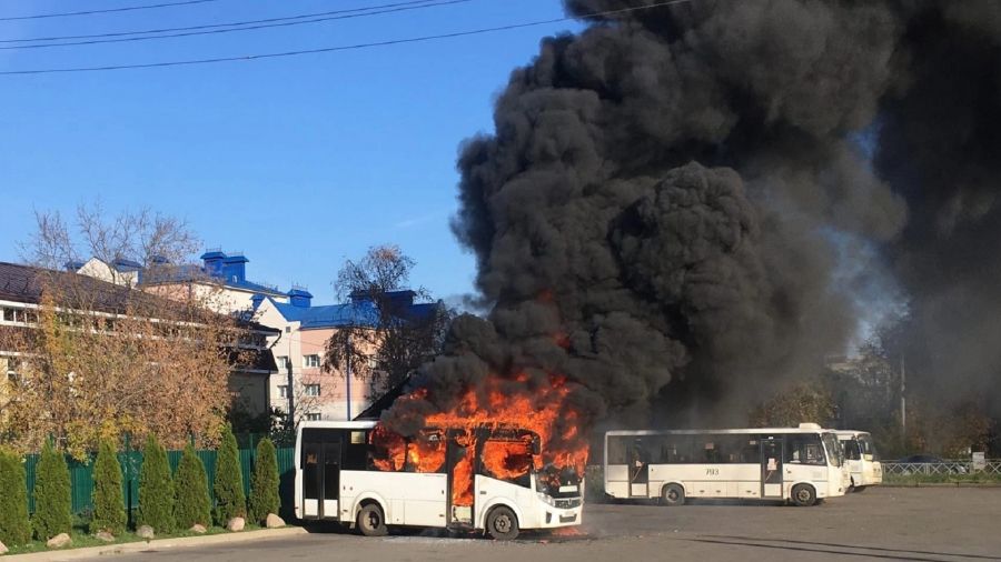 В Рыбинске на стоянке в районе ж/д вокзала сгорел пассажирский автобус