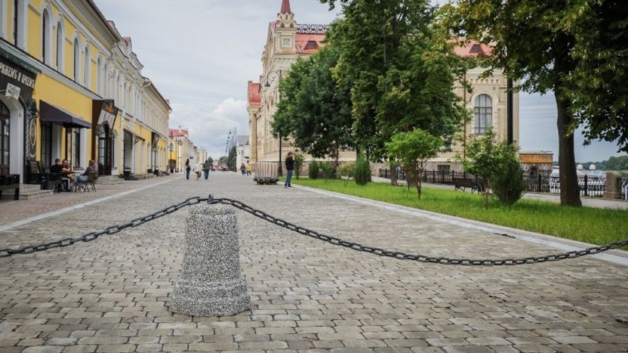 Проезды в пешеходную зону Рыбинска перекрыты цепочными ограждениями