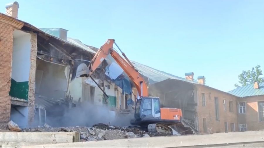 В Ростове Великом перекрыли улицу из-за демонтажа дома