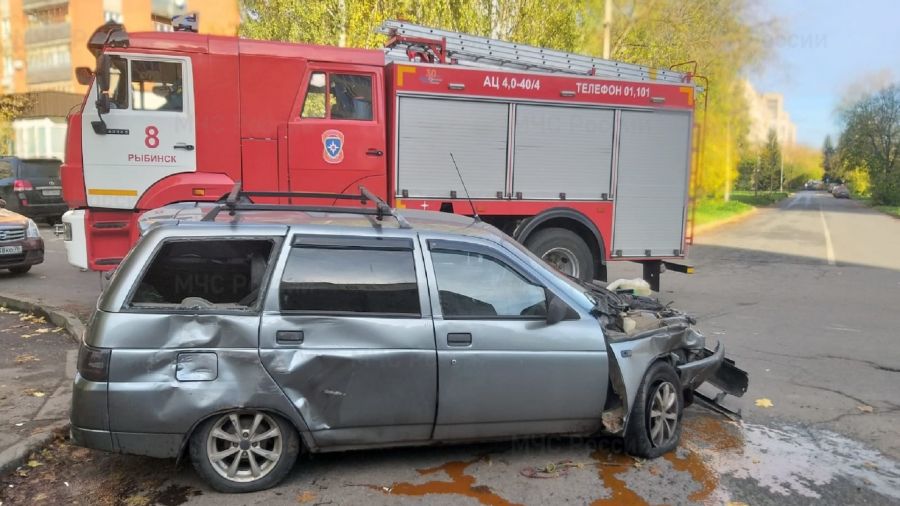 В Рыбинске столкнулись две легковушки. Есть пострадавшие