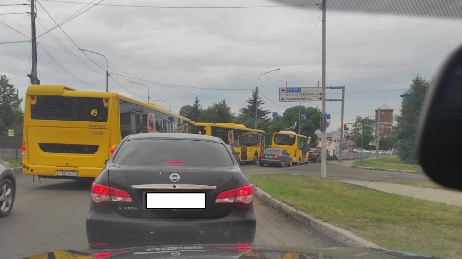 Жители Фрунзенского района Ярославля встали в многокилометровую пробку из-за предупреждающих ограждений