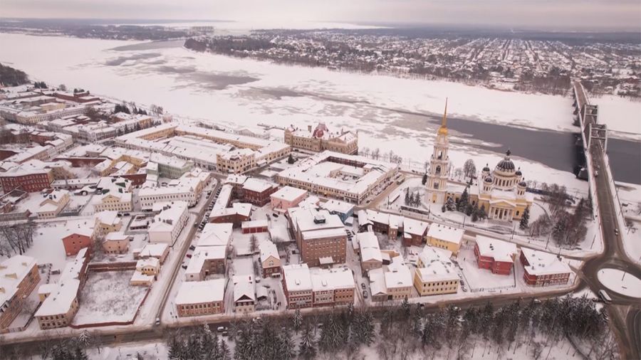 В Рыбинске приступили к установке новогодней ели