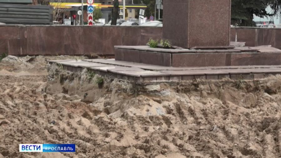 В Ярославле начался демонтаж старых плит у основания памятника Михаилу Фрунзе