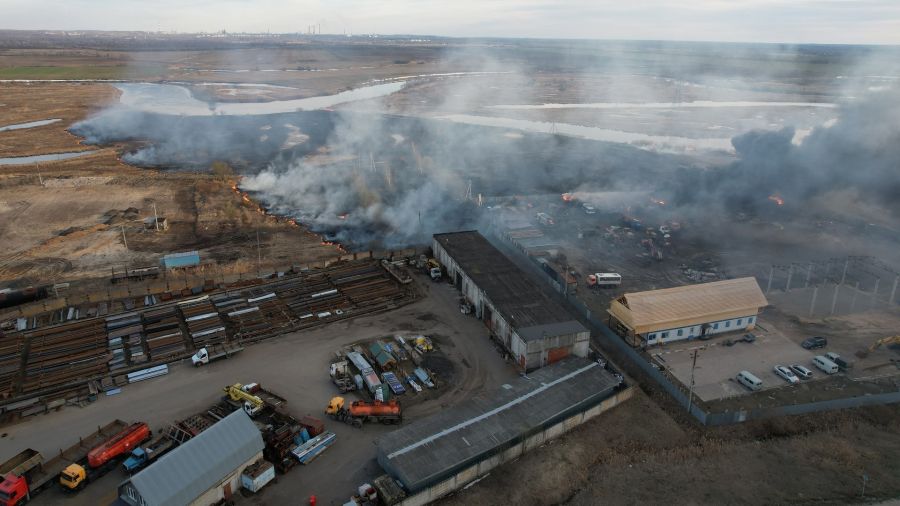 Пожар в одной из деревень Ярославского района повредил три машины и уничтожил помещение