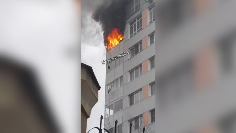 Крупный пожар в жилом доме в центре Ярославля парализовал движение по двум улицам