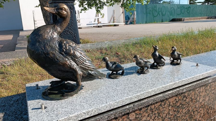 В Ярославле полицейские нашли подозреваемого в краже скульптуры мамы-утки с утятами