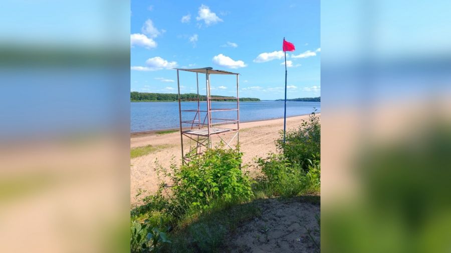 На пляжах Ярославля подняли красный флаг: спасатели предупреждают о запрете купания