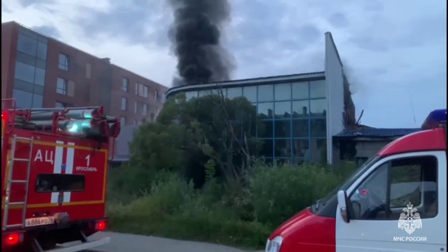 В Ярославле горел бывший автосалон