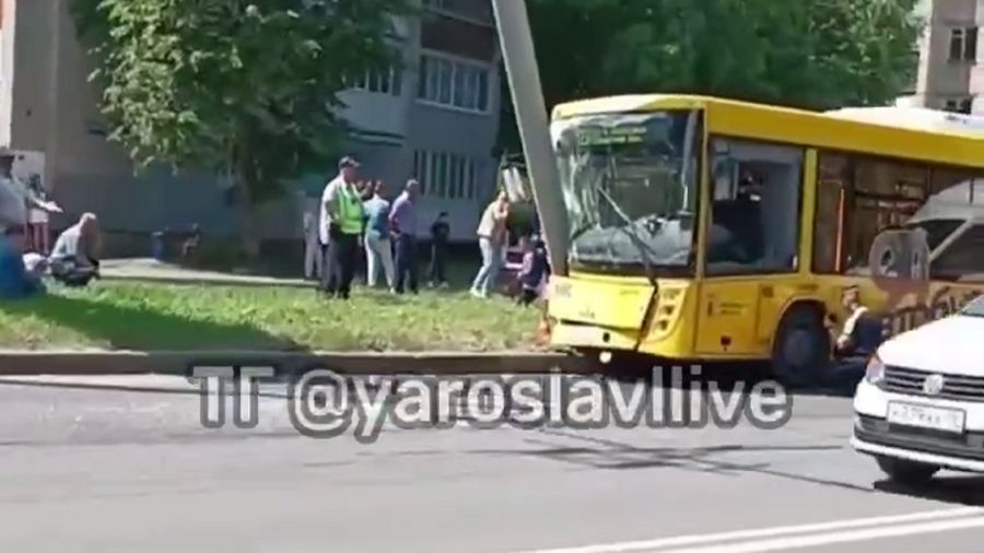 В Ярославле автобус врезался в столб. Несколько человек доставили в больницу