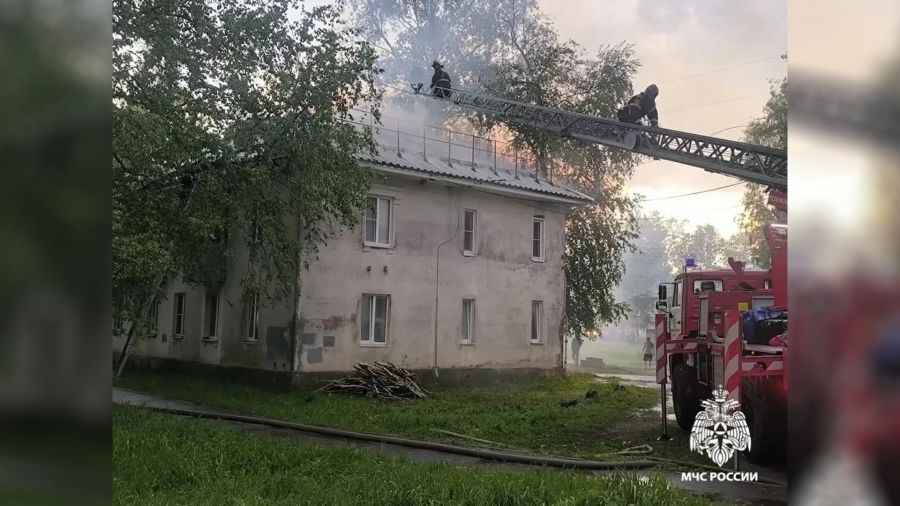 В Рыбинске спасатели вывели из горящего дома 35 человек