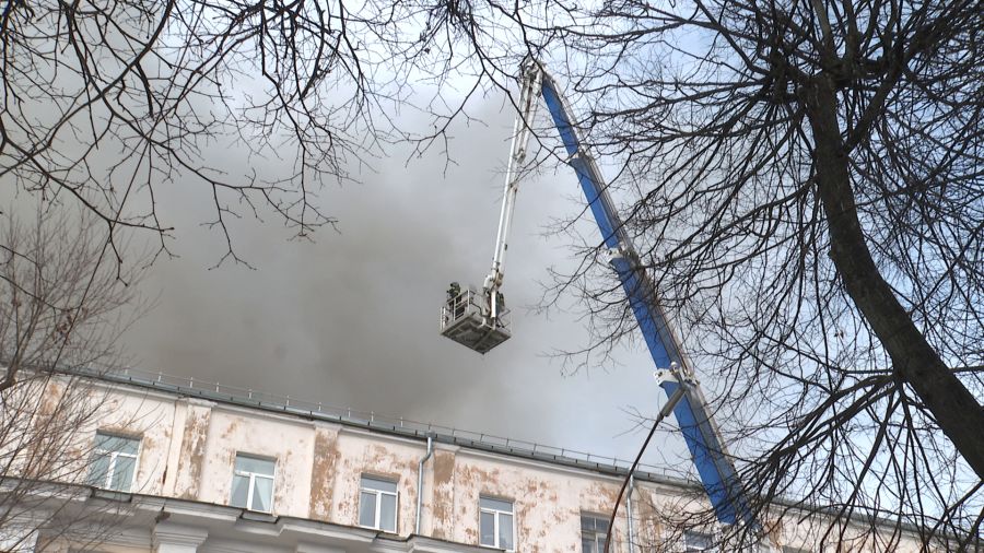 В Ярославле начали ремонтировать сгоревшую крышу «сталинки» на проспекте Ленина