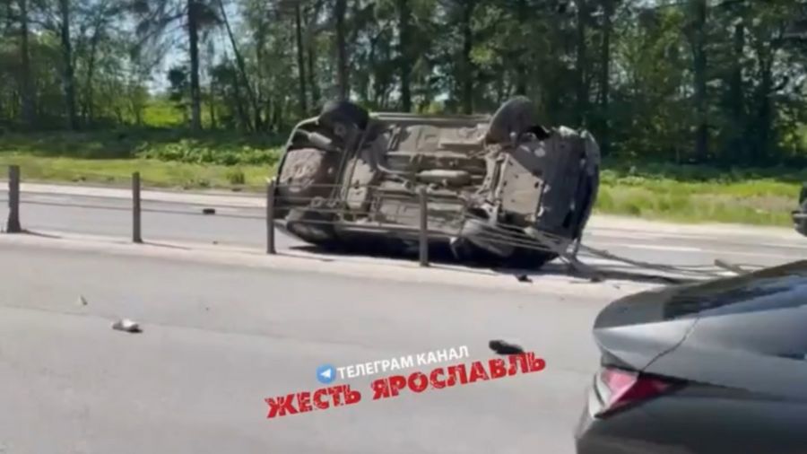 На трассе Ярославль &ndash; Рыбинск иномарка врезалась в отбойник и перевернулась