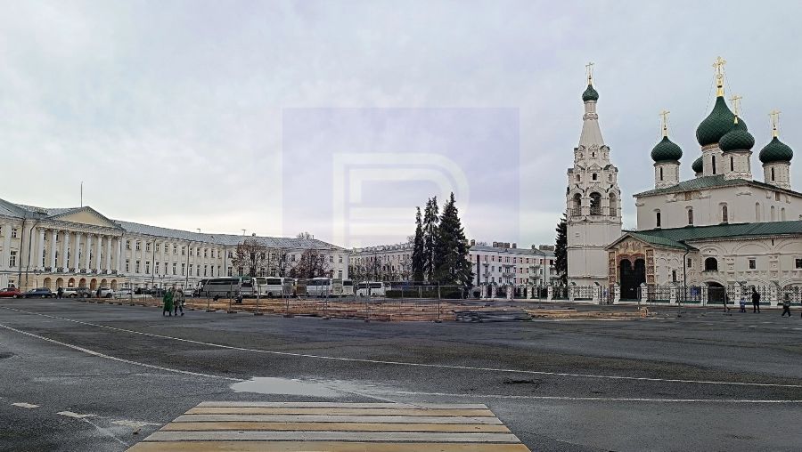 В Ярославле на Советской площади начался монтаж катка