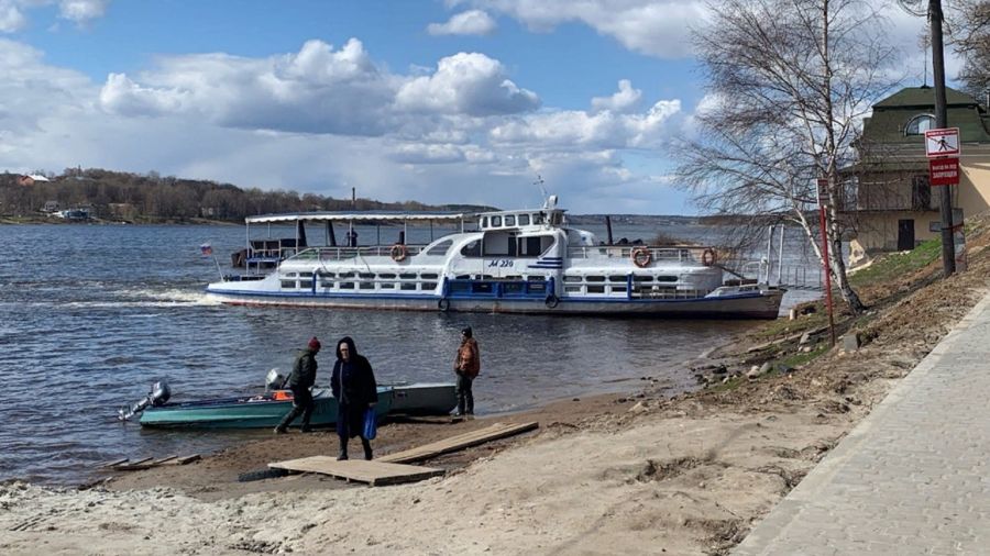 На Волге в Ярославской области теплоход сел на мель