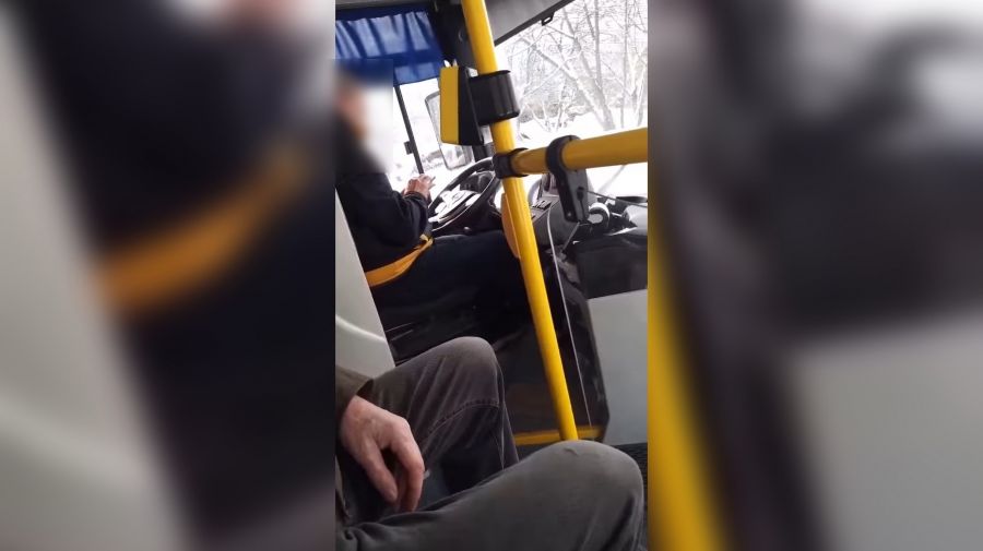 Водителю &laquo;Яавтобуса&raquo; объявили замечание за пользование телефоном за рулем