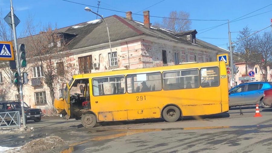 В Рыбинске в отношении водителя иномарки, протаранившего автобус, могут возбудить уголовное дело