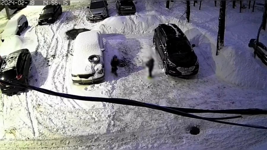 Жители Ярославля жалуются на царапающих машины детей