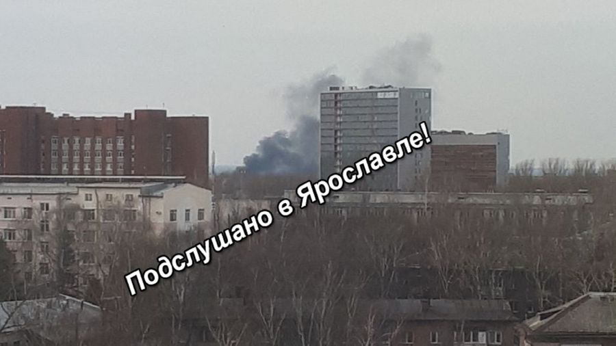 В Ивняках Ярославского района горит заброшенный ангар