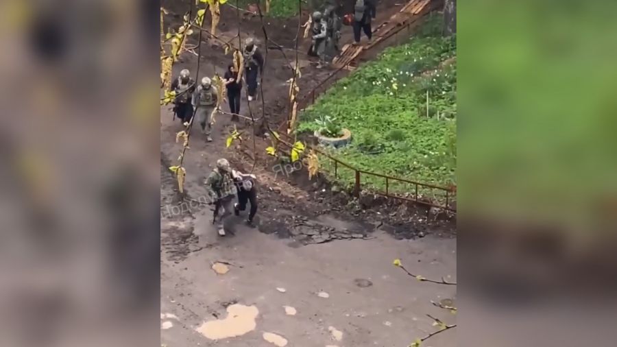 Правоохранители оцепили двор на Волгоградской в Ярославле