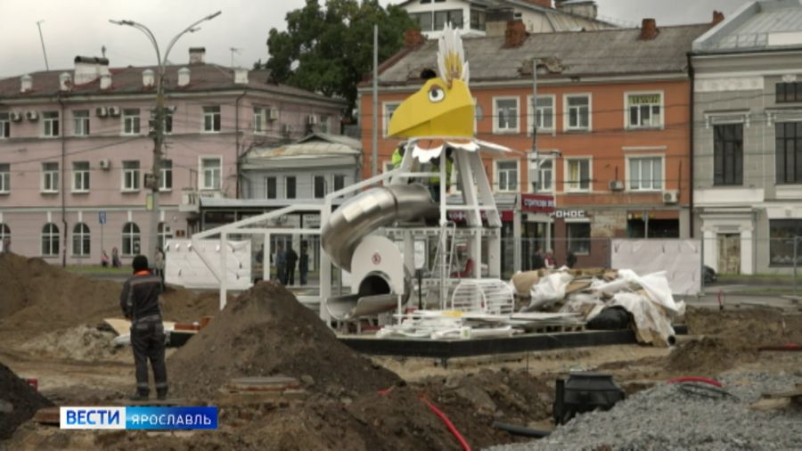 В Ярославле на площади Юности начали устанавливать Птицу-Говоруна