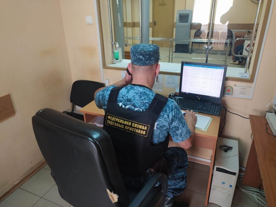 В Рыбинске приставы поймали отца-неплательщика алиментов в подъезде многоэтажки