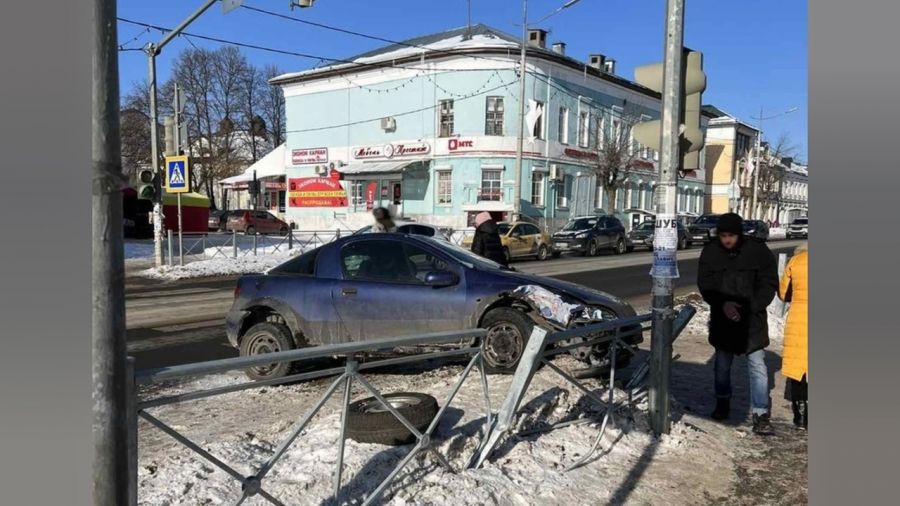 В Переславле иномарка снесла забор в районе пешеходного перехода