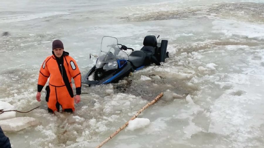 На Рыбинском водохранилище под лед провалился мужчина на снегоходе