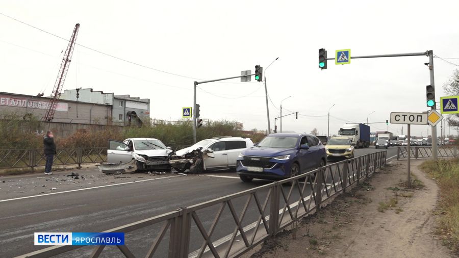 На улице Декабристов в Ярославле столкнулись две легковушки