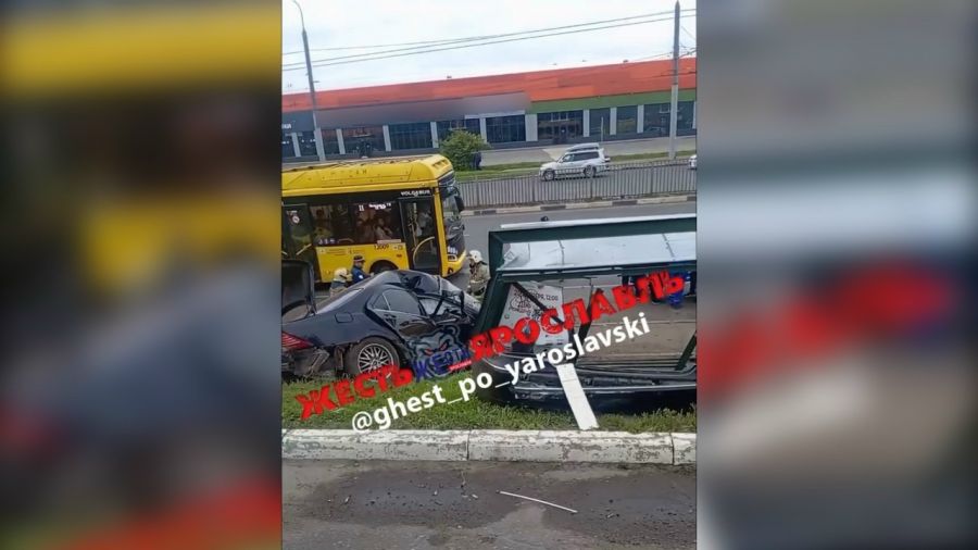 В Ярославле &laquo;Мерседес&raquo; врезался в остановку общественного транспорта