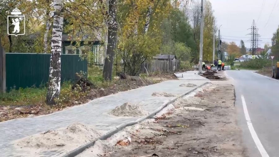 В Ярославле на улице Кривова обустраивают новый тротуар